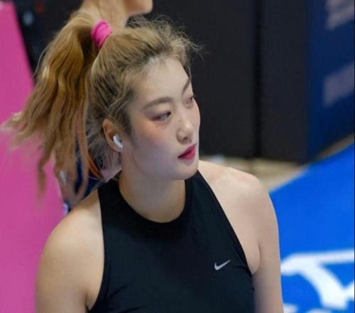 宮魯鳴棄用李夢(mèng)遭炮轟！她手握1400萬(wàn)合同刷新紀(jì)錄，蘇群一針見(jiàn)血