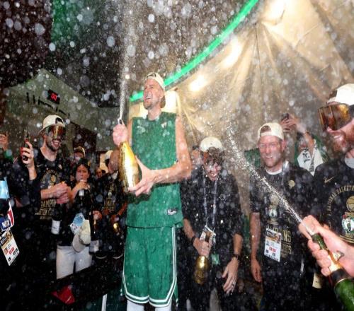 不打了！冠軍中鋒又躺了，1換2啊，徹底失敗，玻璃體質(zhì)坑慘球隊