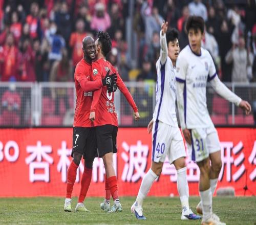 03，老牌隊(duì)被升班馬軍訓(xùn)，3輪0進(jìn)球，球迷：中超混子要降級了！