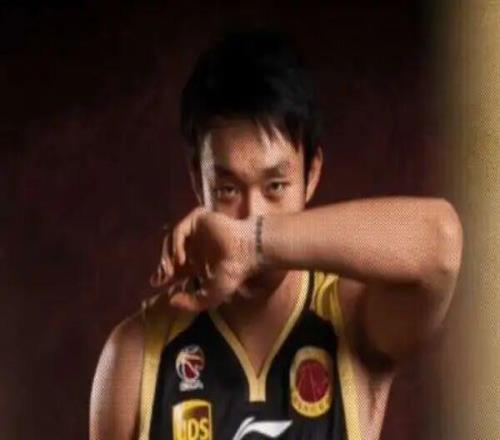 一個(gè)時(shí)代落幕了！丁彥雨航正式退役，山東男籃再無"四字外援"