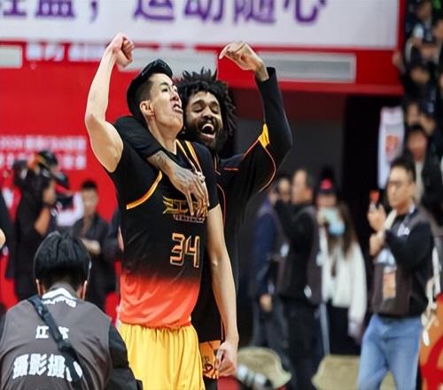 第三賽段第三敗，廣東男籃一問題凸顯，杜鋒無奈表態(tài)