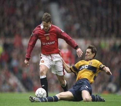 足坛著名酒鬼，喝酒喝到尿床，戒酒后却成为维埃里口中的雄狮