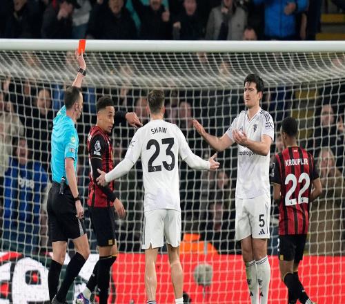 郵報：曼聯(lián)11分鐘內(nèi)遭雙重打擊，裁判短時間雙標(biāo)判罰毀了比賽