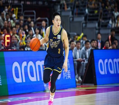 廣東輸球揪出罪魁禍?zhǔn)祝?guó)手僅6分被菜鳥(niǎo)23分打爆，杜鋒顏面盡失