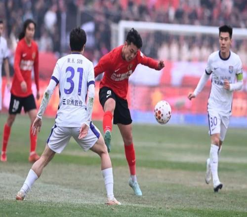 剛剛，沈陽鐵西體育場沸騰了！30！遼寧鐵人中超首勝！