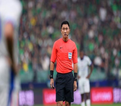 马宁抢镜京沪大战！斯卢茨基暴怒染黄，王世龙染黄后摊手大笑