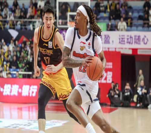 廣東男籃急需更換外援！爭(zhēng)議后衛(wèi)場(chǎng)均僅8分或被放棄，杜鋒看走眼