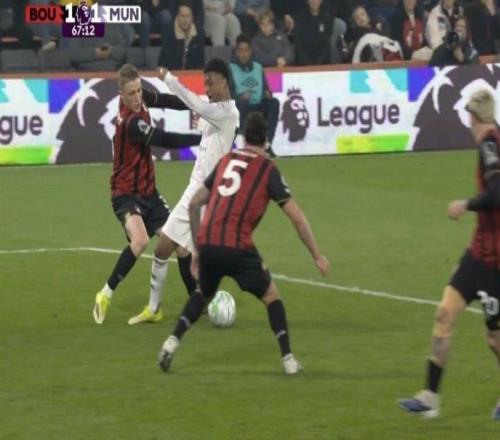 記者：曼聯(lián)今天將對(duì)裁判未判給迪亞洛點(diǎn)球一事提出正式申訴