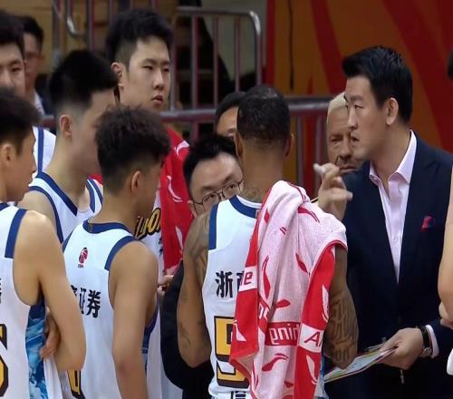 广厦男篮加时险胜江苏，胡金秋16+11塔克31+9+9，庞峥麟15分7助攻