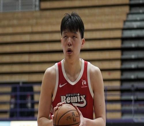 楊瀚森9投6中拿到14分11板3助3帽，正負(fù)值+24全場(chǎng)最高