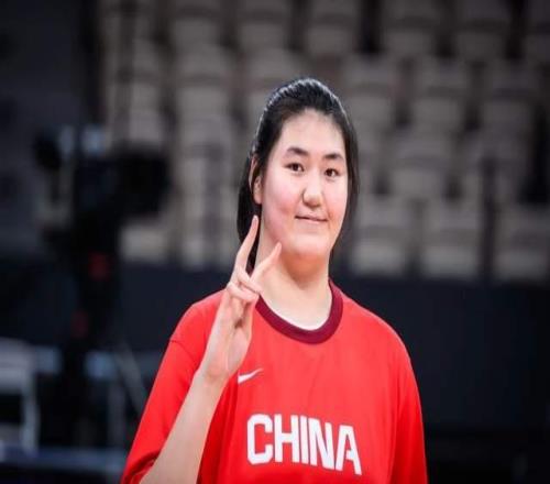 女籃又涌現(xiàn)一長(zhǎng)人，14歲，2米15，驚艷全明星，未來(lái)或聯(lián)手張子宇