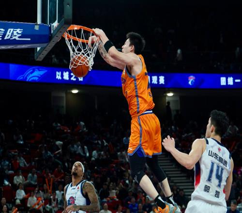 CBA排名亂了！上海重返第一，趙睿轟34分?jǐn)貧⑦|寧，廣東再遭爆冷