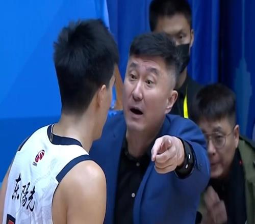 廣東被絕殺僅一天！杜鋒回應(yīng)下課，離隊(duì)參加重要活動(dòng)，陳老板表態(tài)