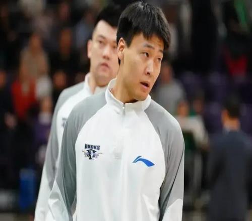 输北京乌戈背锅！鄢手骐下半场没球权，放弃布罗金顿锁赵睿引疑惑