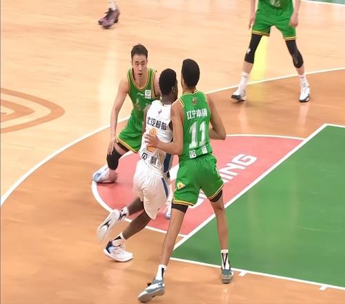 三大后衛(wèi)齊發(fā)揮，繼偉雙拳難敵四手，烏戈正式表態(tài)