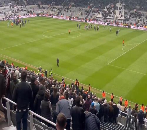 主場遭死敵桑德蘭逆轉(zhuǎn)，賽后紐卡將帥謝場時遭遇球迷噓聲