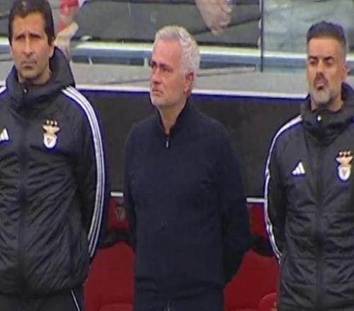 穆里尼奧淚灑賽場(chǎng)：本菲卡致敬其摯友，一代名帥難掩悲痛