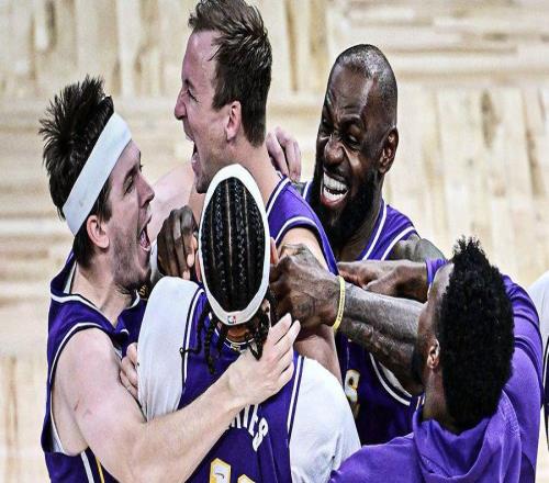 詹姆斯詳解絕殺戰(zhàn)術(shù)：我的任務是沖筐吸引對手肯納德得到大空位