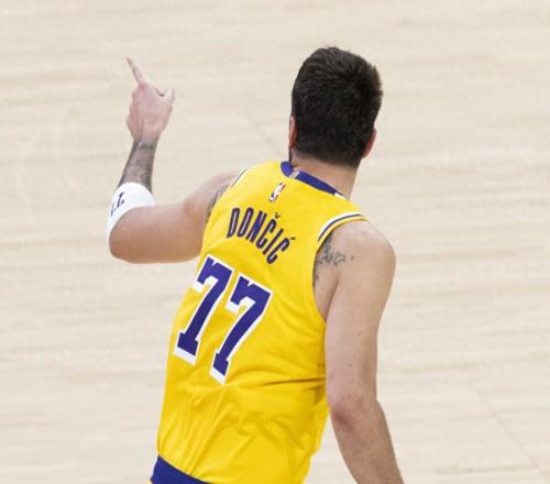 場(chǎng)均40分8板7助，21世紀(jì)獨(dú)一無(wú)二紀(jì)錄，被東契奇達(dá)成，1.6億真值