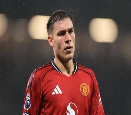 跟隊記者：烏加特像個擺設(shè)，曼聯(lián)需要在夏窗引進三名中場