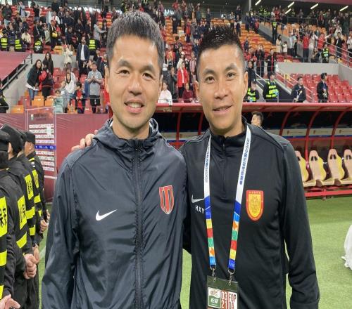 甘锐与黄希扬在德比战合影留念：我们都不再年轻