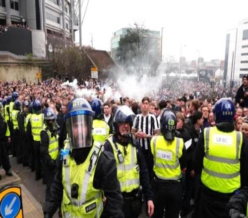 TA：防暴警察介入、客隊大巴被砸，紐卡與桑德蘭球迷爆發(fā)混戰(zhàn)