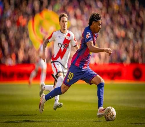 亚马尔遭争议判罚，铁卫一剑封喉！巴萨5连胜，坐等马竞死磕皇马