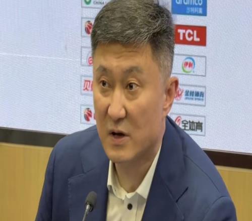 杜鋒：內(nèi)線比較弱，今晚將近輸了30個(gè)籃板在考慮其他大外援