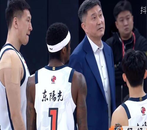 广东男篮16分惨败，被上海男篮三杀，篮板球2754，萨林杰隐身