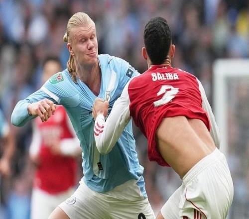 無緣四冠王的阿森納，被無數(shù)回旋鏢擊穿了