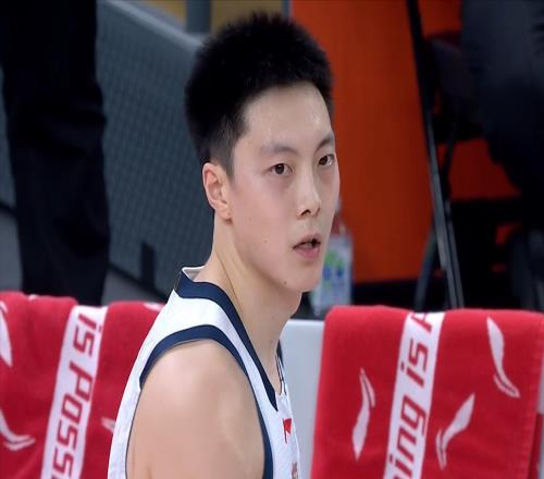 CBA：胡明軒20全隊(duì)最低，送張鎮(zhèn)麟10連勝，外援8中1背鍋