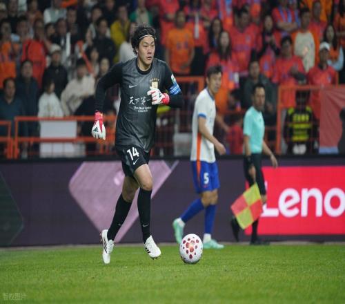 泰山0比4慘敗玉昆，球迷指出三位主力表現(xiàn)平平，急需調(diào)整爆發(fā)