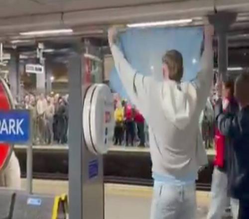 曼城球迷在地鐵站對(duì)阿森納球迷高唱：你們又是第二，哦嘞哦嘞