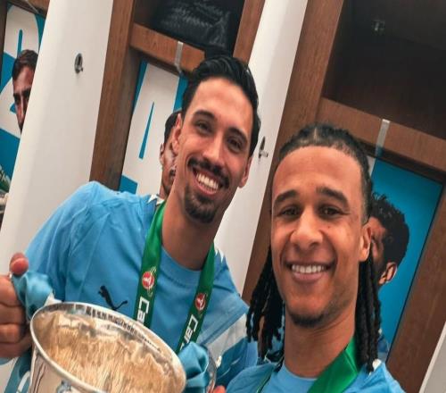 賴因德斯曬與獎杯合照：很自豪在這里贏得曼城生涯首冠