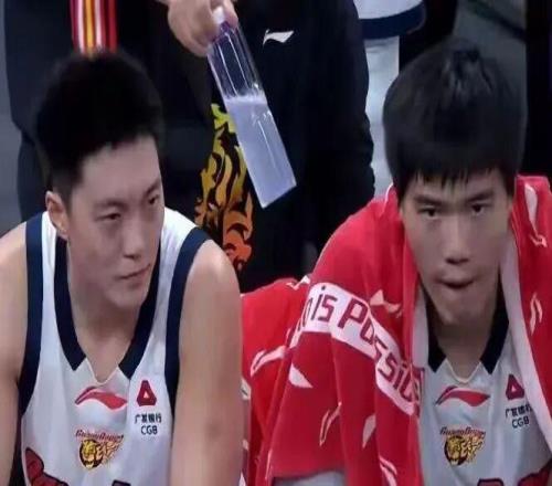 廣東慘敗上海，三大內(nèi)線直接被完爆，廣東毫無任何戰(zhàn)術(shù)可言，陳家政直接被雪藏