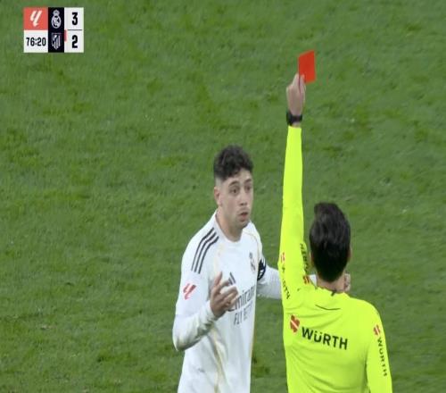 巧合，皇馬西甲對(duì)陣馬競(jìng)上一次有皇馬球員被罰下也是32獲勝