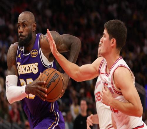 尴尬进西部前四，球队基石成拖累！防守端破罐破摔，你该被交易了