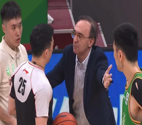 CBA再现笑料！莫兰德被犯规却鄢手骐罚球，看完回放取消罚球+球权