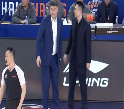 输上海16分，近6战4负！球迷八问杜锋：你还不主动辞职求你下课