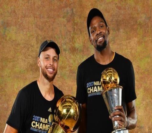 巔峰KD和小卡誰更強(qiáng)一個(gè)在勇士體系奪冠一個(gè)在不同體系奪冠