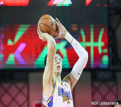 連續(xù)8次罰球不中，冒充職業(yè)球員甩大牌，周琦才30歲啊怎么就廢了