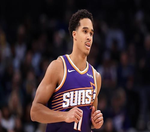 正在成長為全能型內(nèi)線球員，他反而是太陽更合適的先發(fā)中鋒人選