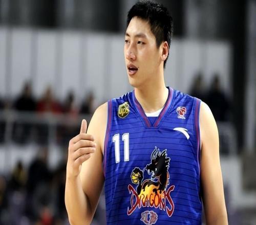 17岁惊艳CBA，3获常规赛MVP，娶美女空姐为妻，如今在南京当副总