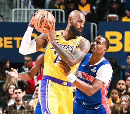 出手?jǐn)?shù)不多，詹姆斯10中4取12分9板10助&上半場0分，正負(fù)值8