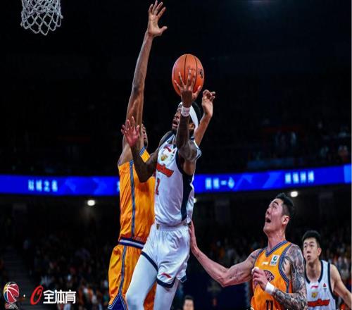 無(wú)組織無(wú)3分！媒體人怒噴廣東隊(duì)1人：這表現(xiàn)當(dāng)半場(chǎng)搬運(yùn)工都不靠譜