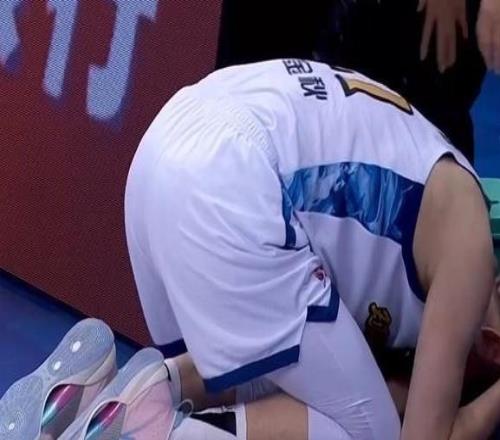 末節(jié)險(xiǎn)受傷嚇壞王博！胡金秋15中13轟32分刷新賽季新高