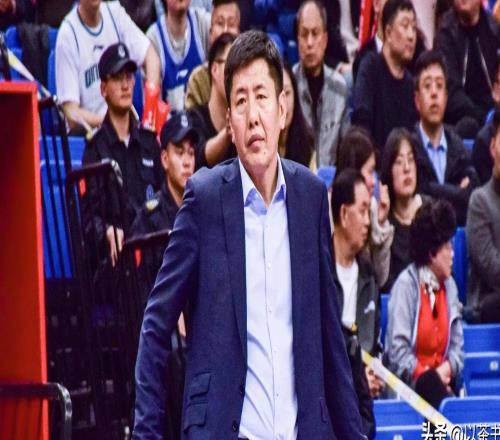 他是籃球教練員，執(zhí)教過7支球隊，曾因妻子生病辭職，不愁沒工作