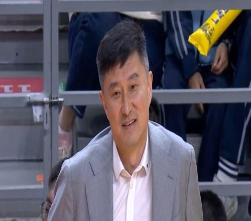 1人掀翻廣東隊(duì)內(nèi)線！杜鋒有苦說不出，球迷：很想念1個(gè)人吧