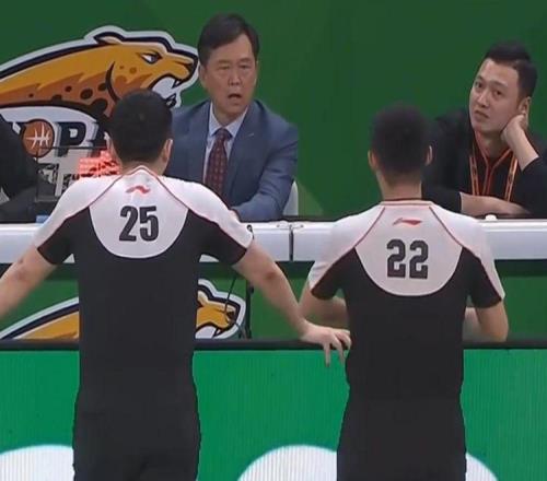 裁判又鬧笑話了！鄢手騏確實險些再添亂，但為啥只讓遼籃承擔后果