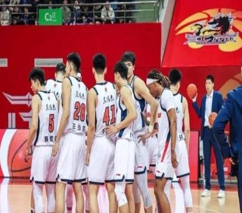 廣東隊(duì)麻煩了，輸上海之后又收兩大壞消息，杜鋒面臨下課